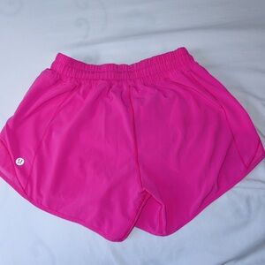 super cute, like new, Hotty-hot lulu low-rise lined shorts 2.5’’